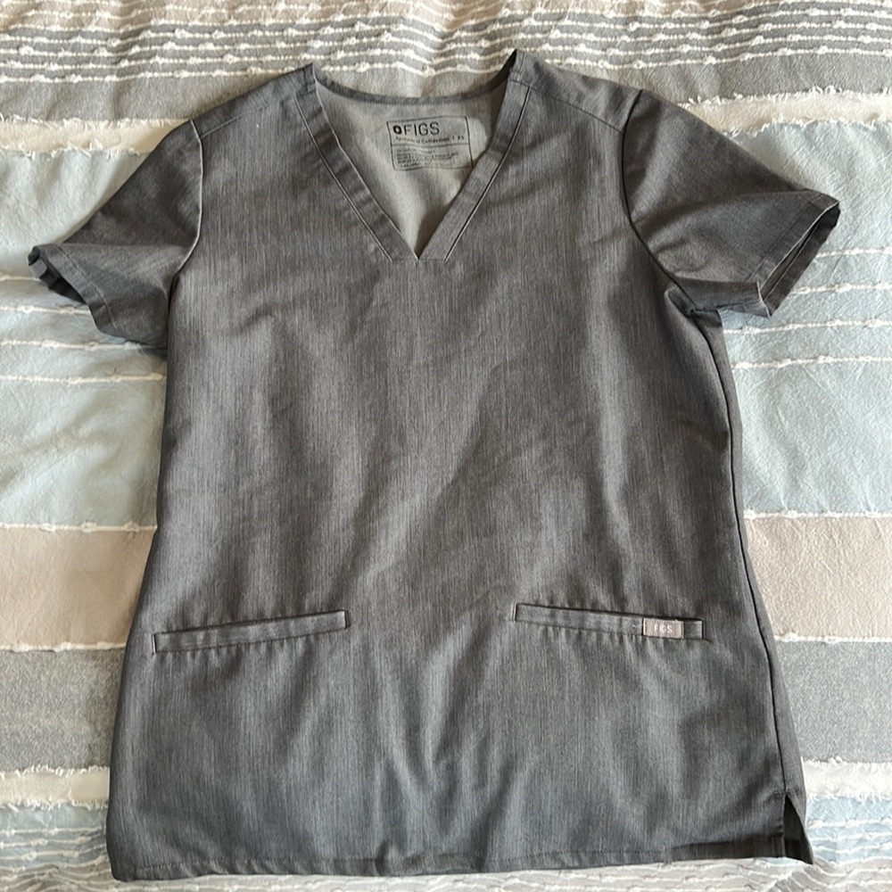 Figs scrub top in Graphite